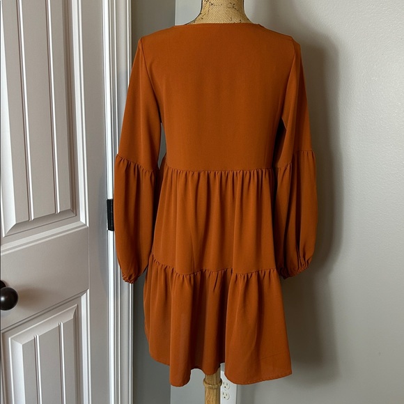 Boutine LA Rust Orange Tiered V-Neck Long Sleeve Dress - Picture 7 of 9